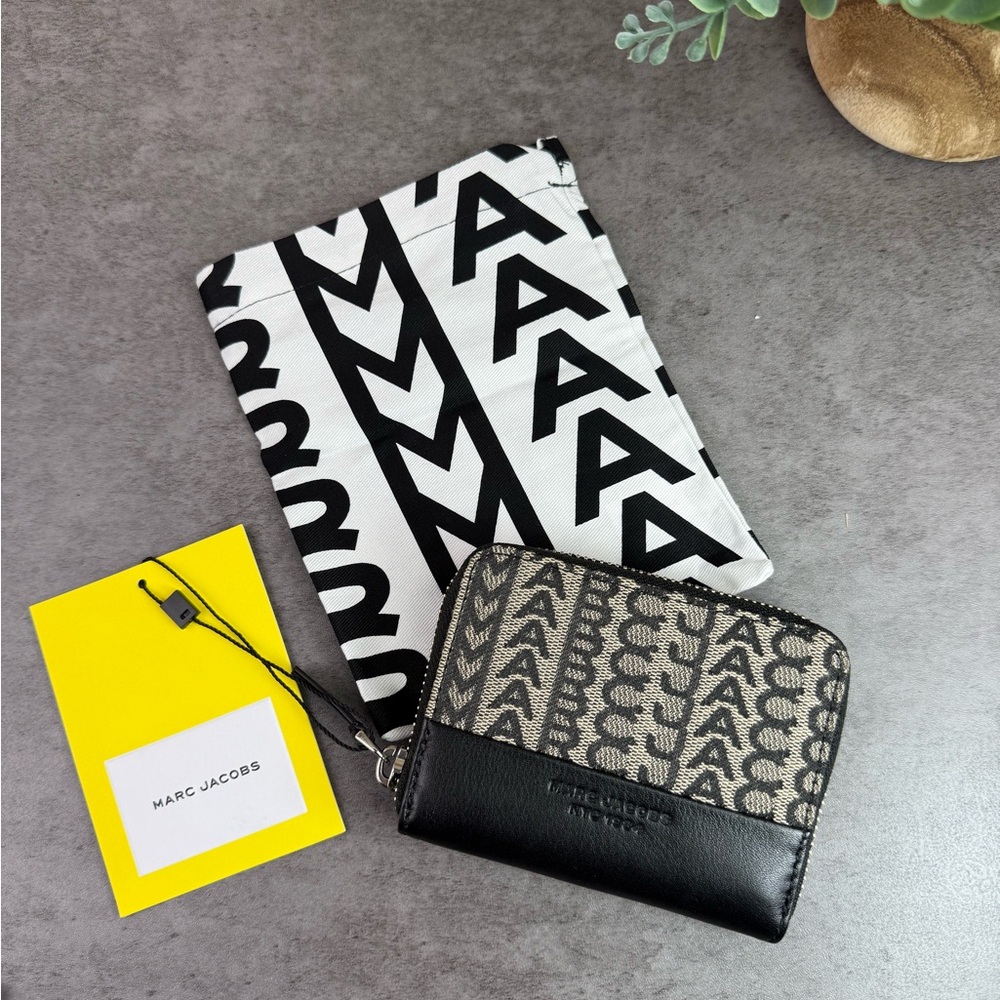 NWT Marc Jacobs Monogram Zip Around Card Case